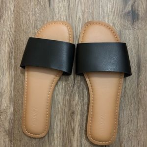 Old navy size 8 slide sandals black and tan